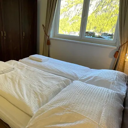 International House זולדן