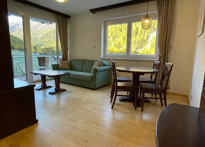 International House Hotel *