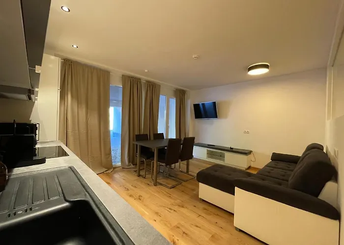 International House Hotel *